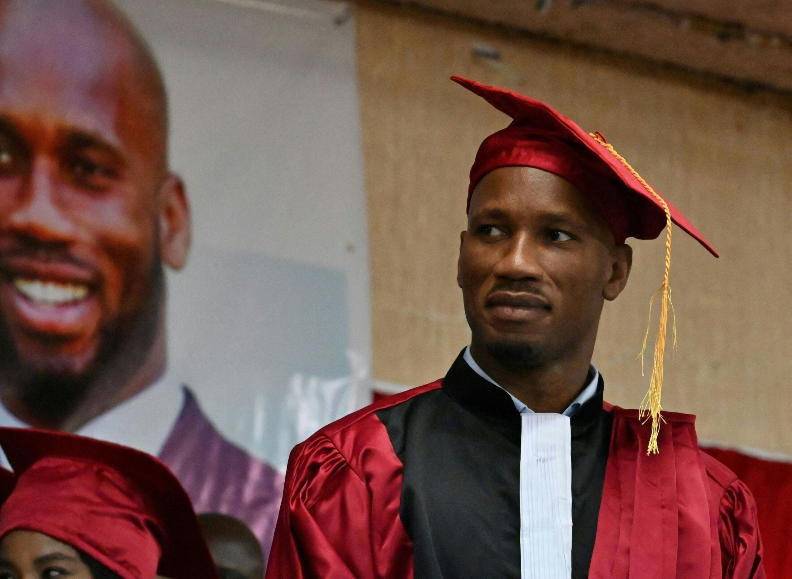 Ο Ντρογκμπά σήκωσε και το… πτυχίο του! (pics)