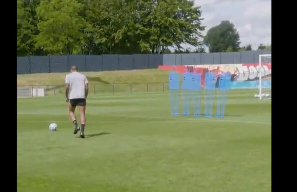 O Ανρί διδάσκει στον Ντε Μπρούιν το τέλειο φάουλ (vid)