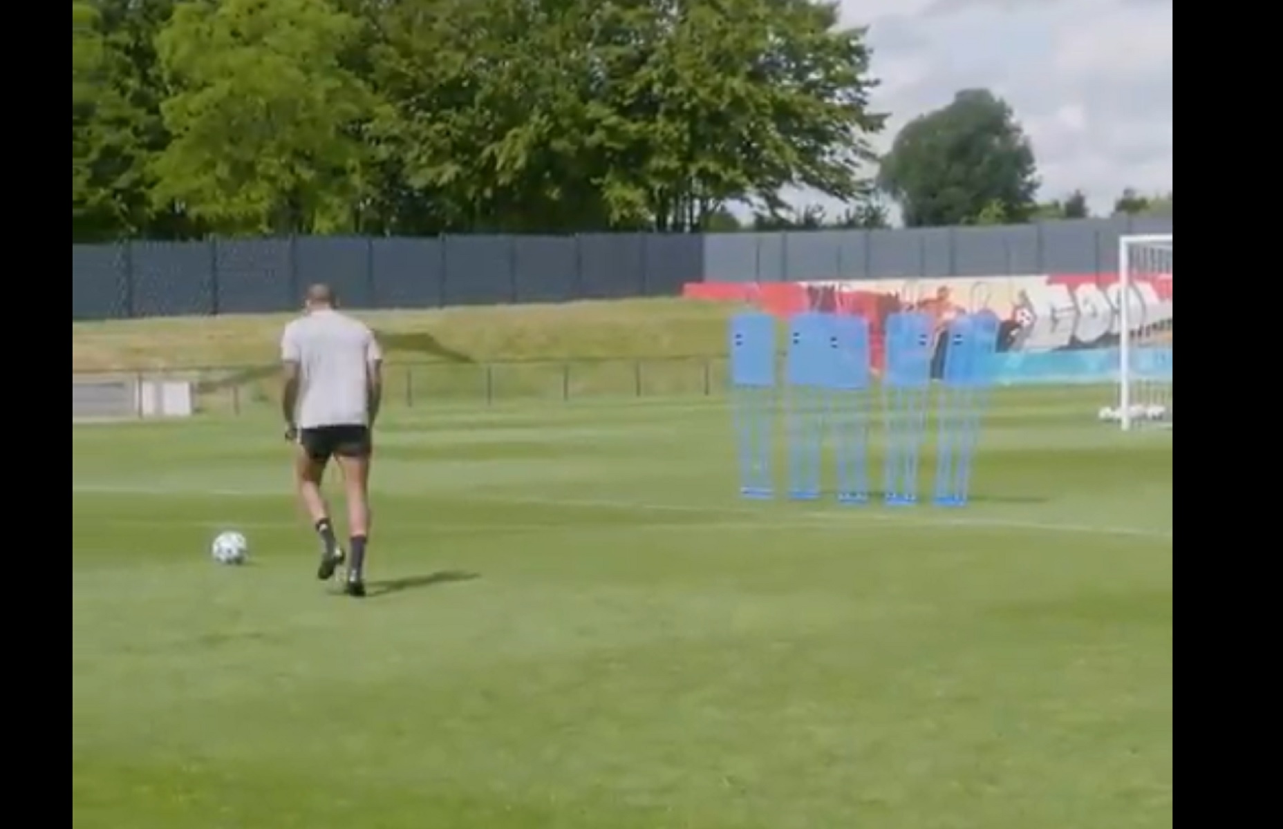 O Ανρί διδάσκει στον Ντε Μπρούιν το τέλειο φάουλ (vid)