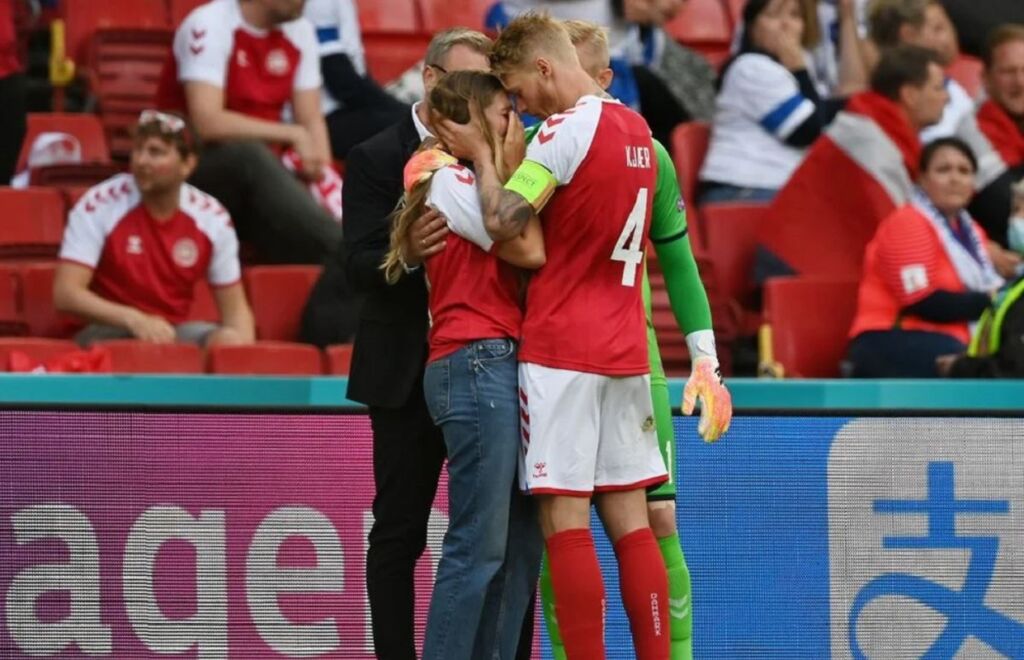 Ο Κιάερ στάθηκε ως αρχηγός δίπλα στον Έρικσεν!