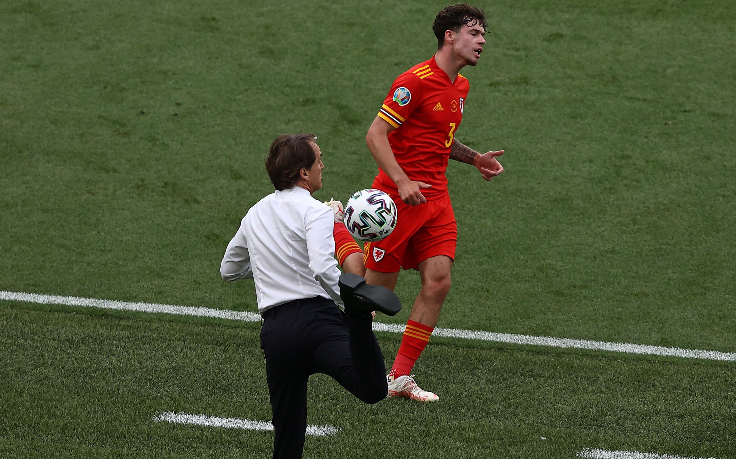 Euro 2020: Ο Μαντσίνι και με κοστούμι κάνει μαγικά κοντρόλ! (vid)