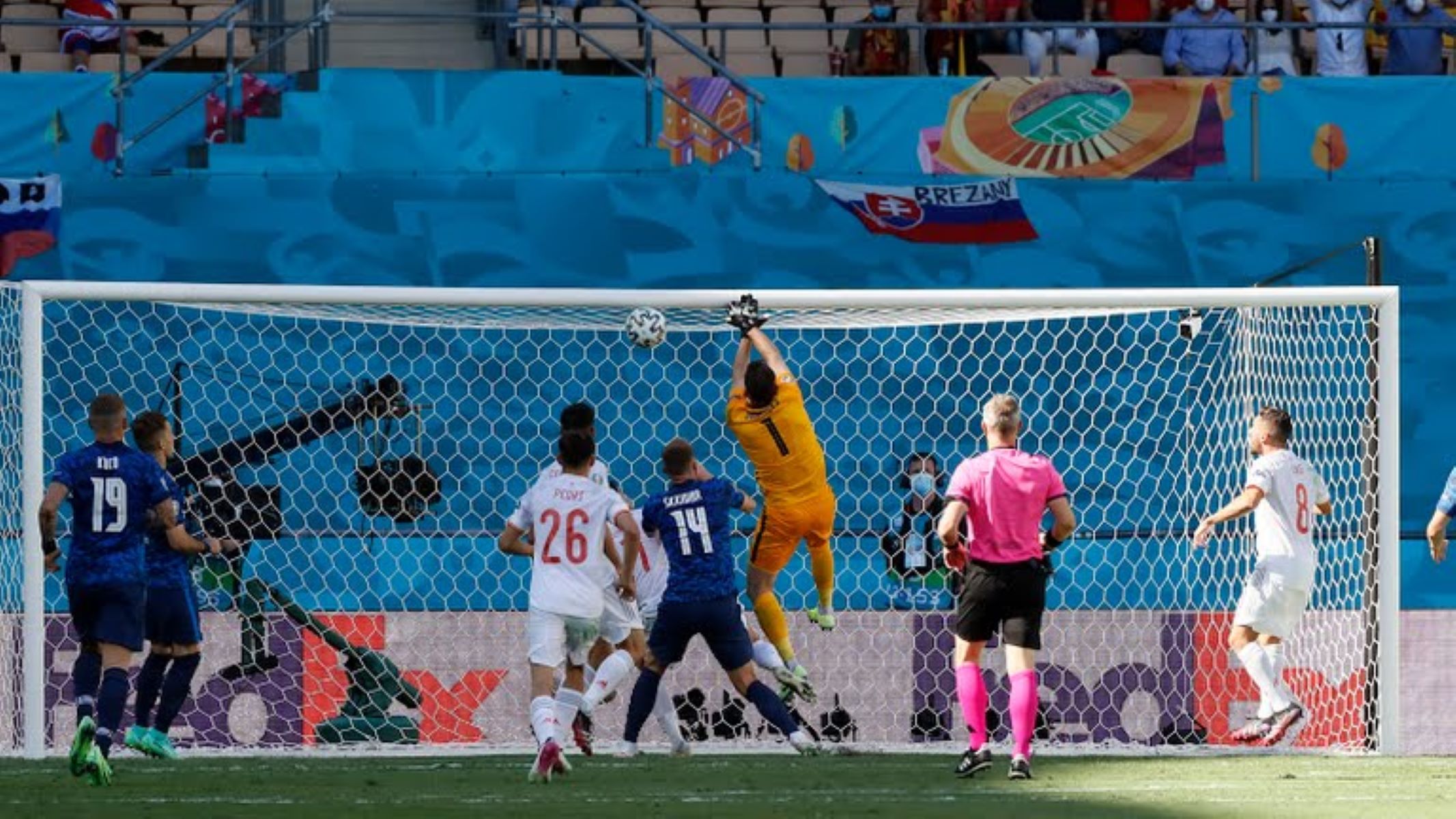 Ολέθριο λάθος του Ντουμπράβκα στο γκολ της Ισπανίας (vid)