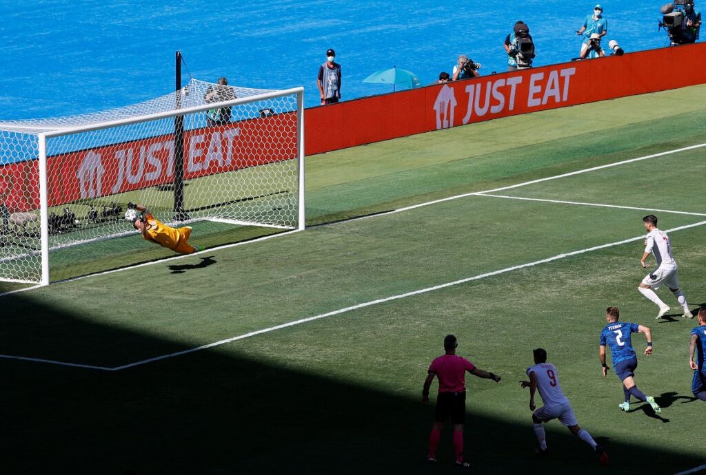 Άστοχος και από το σημείο του πέναλτι ο Μοράτα! (vid)