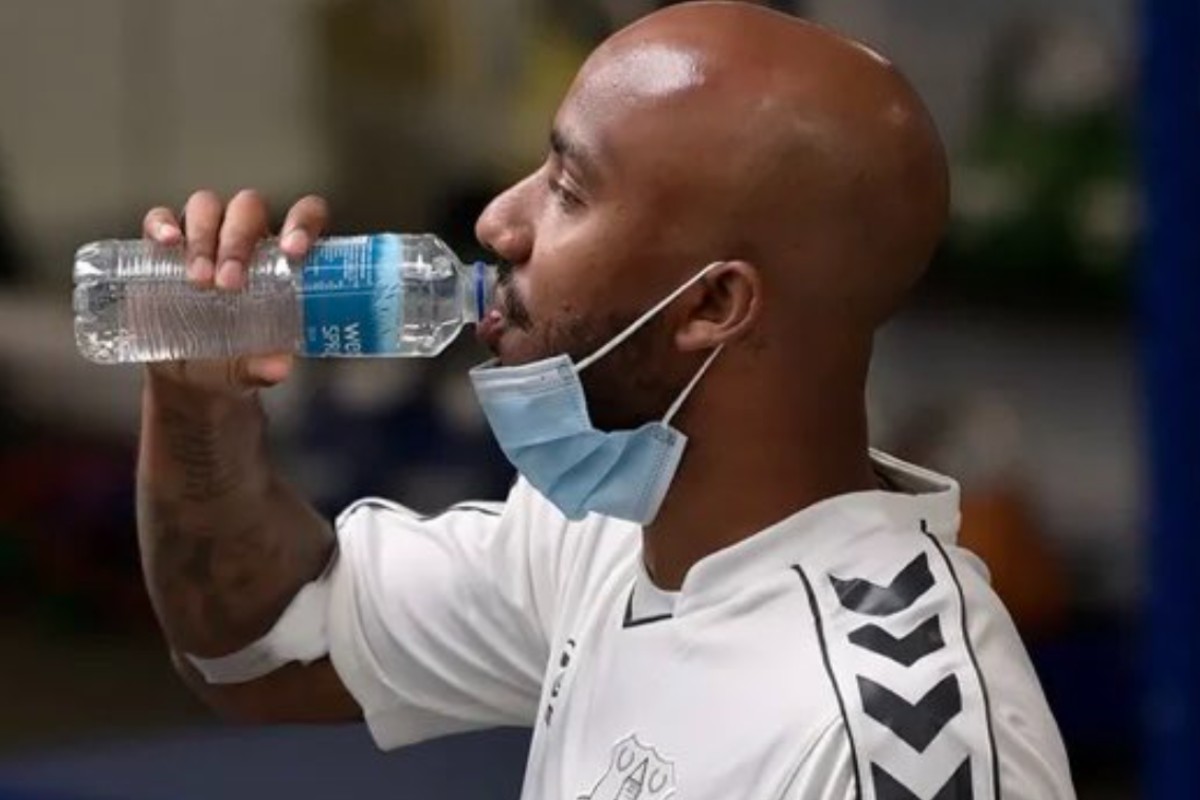 Το αντι-εμβολιαστικό μήνυμα του «συνωμοσιολόγου» Ντελφ