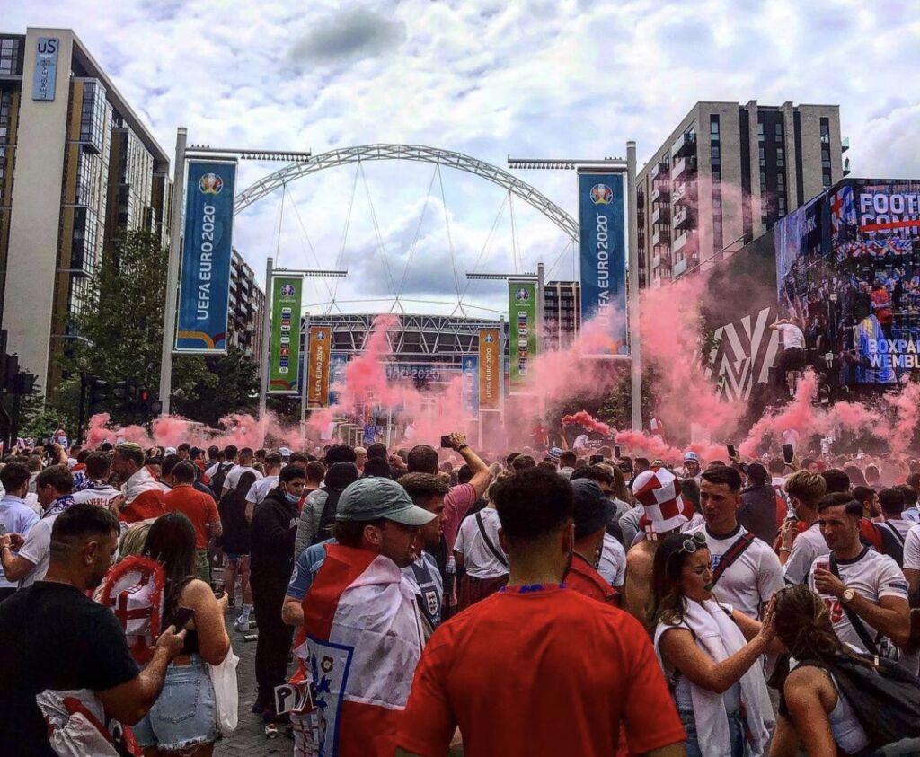 Εικόνες πανζουρλισμού έξω από το Γουέμπλεϊ! (pics & vid)