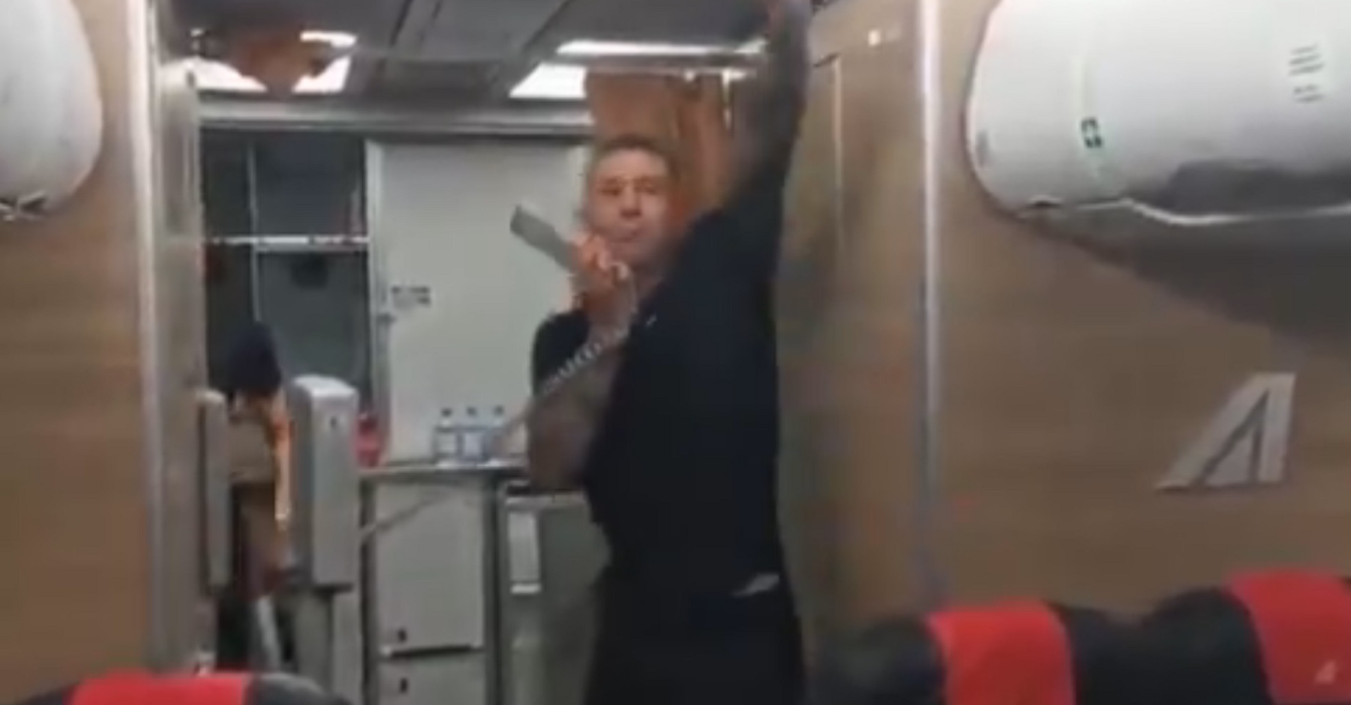 Τραγούδια και αποθέωση για Σπινατσόλα στο αεροπλάνο της Ιταλίας! (vid)