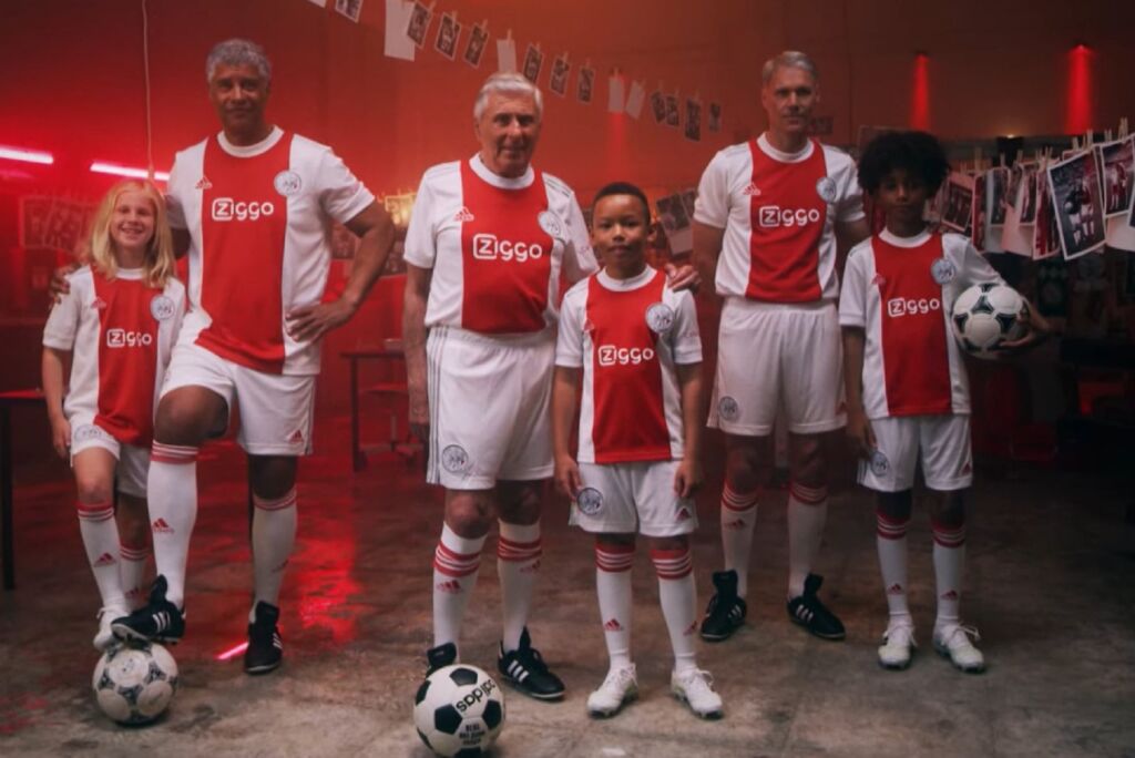 Το παρελθόν του Άγιαξ παρουσίασε τις… νέες φανέλες! (vid)