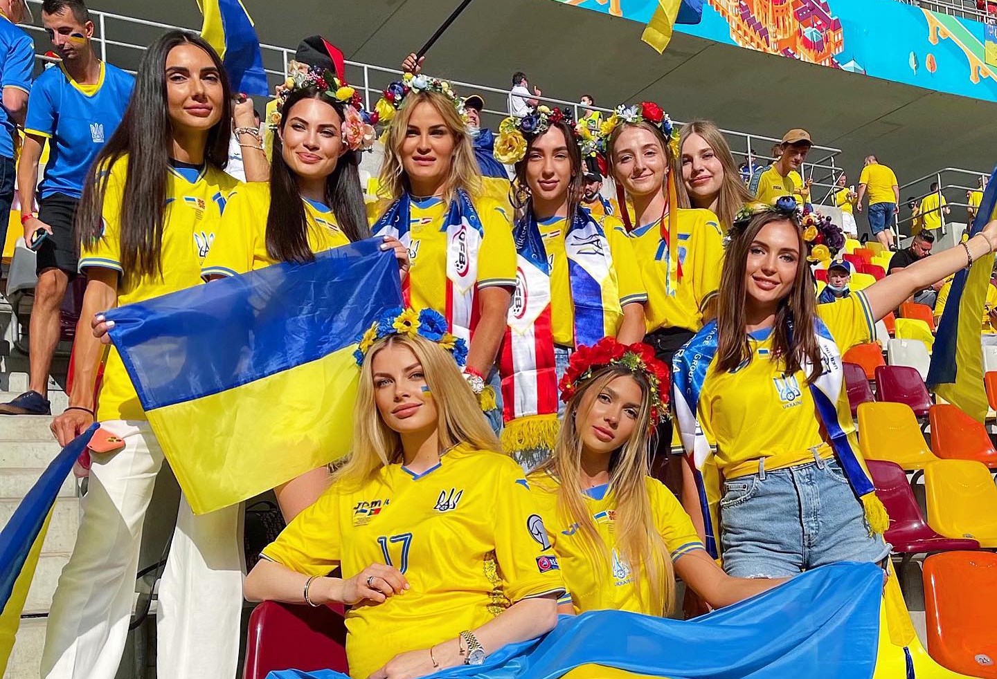 Euro 2020: Θα σου κλέψουν την καρδιά οι κυρίες στην εξέδρα! (pics)