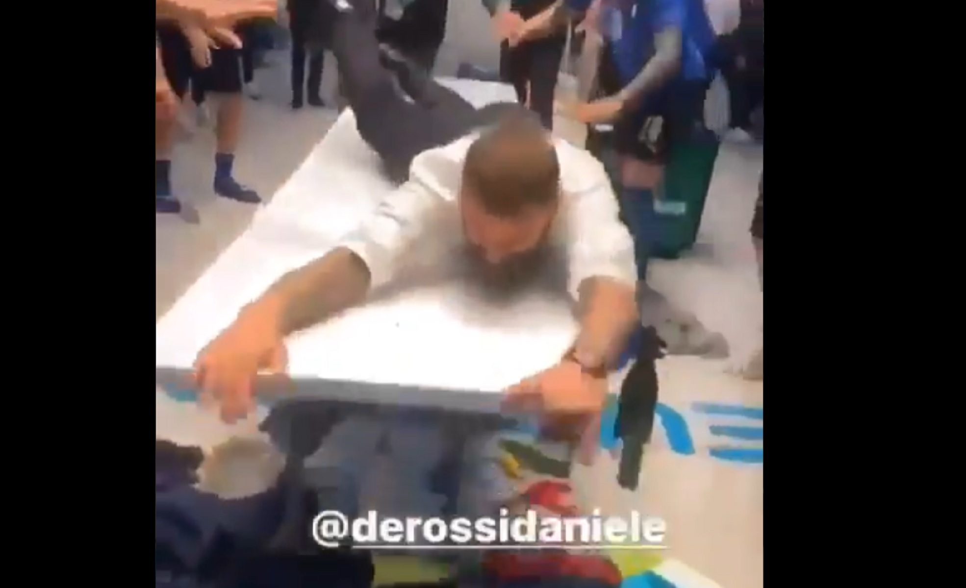 Τρελαμένος Ντε Ρόσι – «Βούτηξε» σε πάγκο λουσμένο με σαμπάνια (vid)