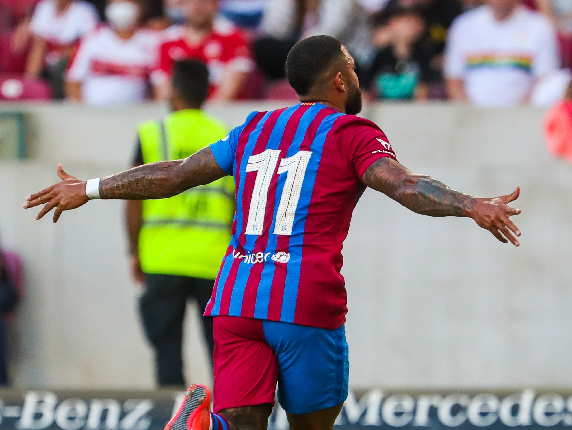 Έβαλε ακόμη μία γκολάρα με την Μπαρτσελόνα ο Ντεπάι! (vid)