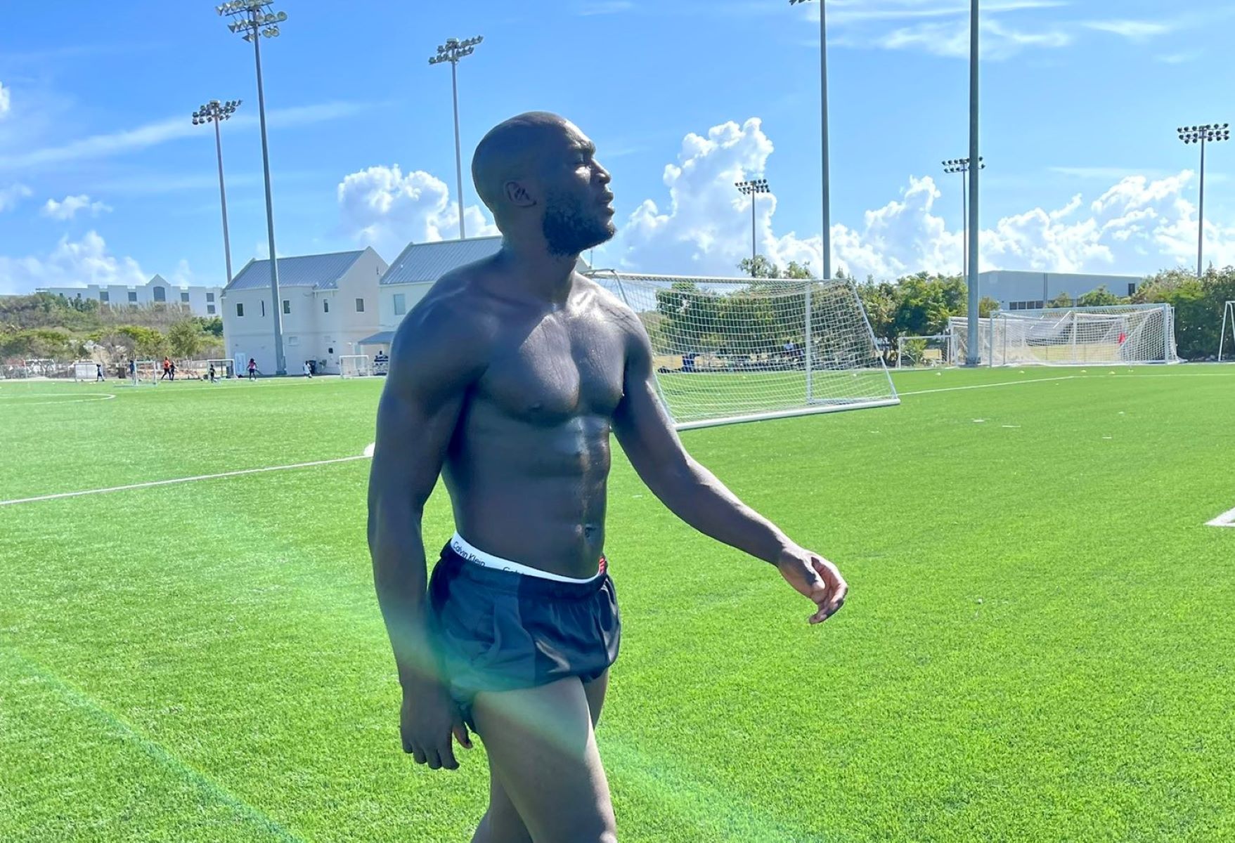 Ο Λουκάκου… λιώνει χτίζοντας το απόλυτο κορμί (pic&vid)