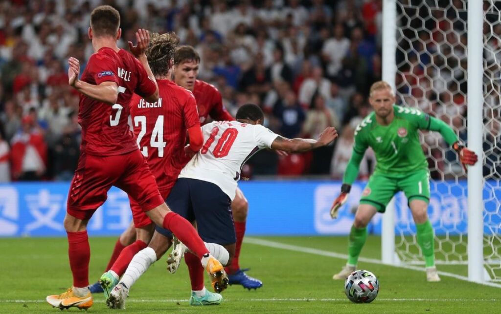 Λίνεκερ: «Ίσως έγιναν δύο πέναλτι στον Στέρλινγκ»