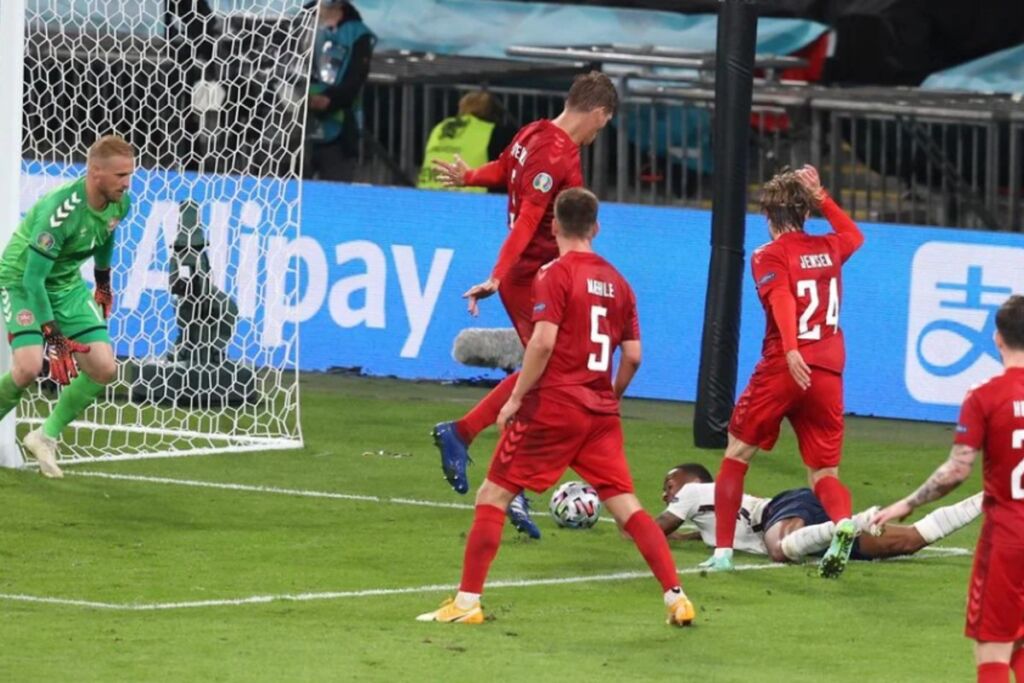 Στέρλινγκ: «Ήταν καθαρό πέναλτι – Υπήρξε επαφή»