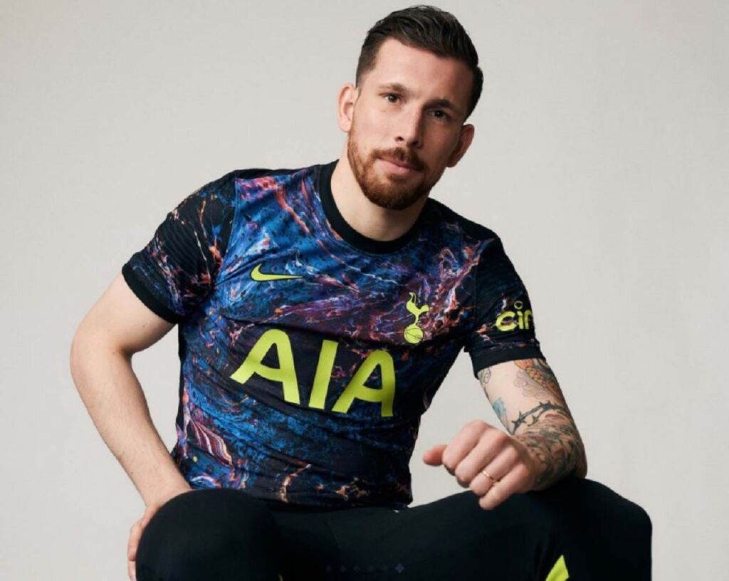 Νεφέλωμα ή κάθισμα πούλμαν; Η νέα φανέλα την Τότεναμ διχάζει! (pic)