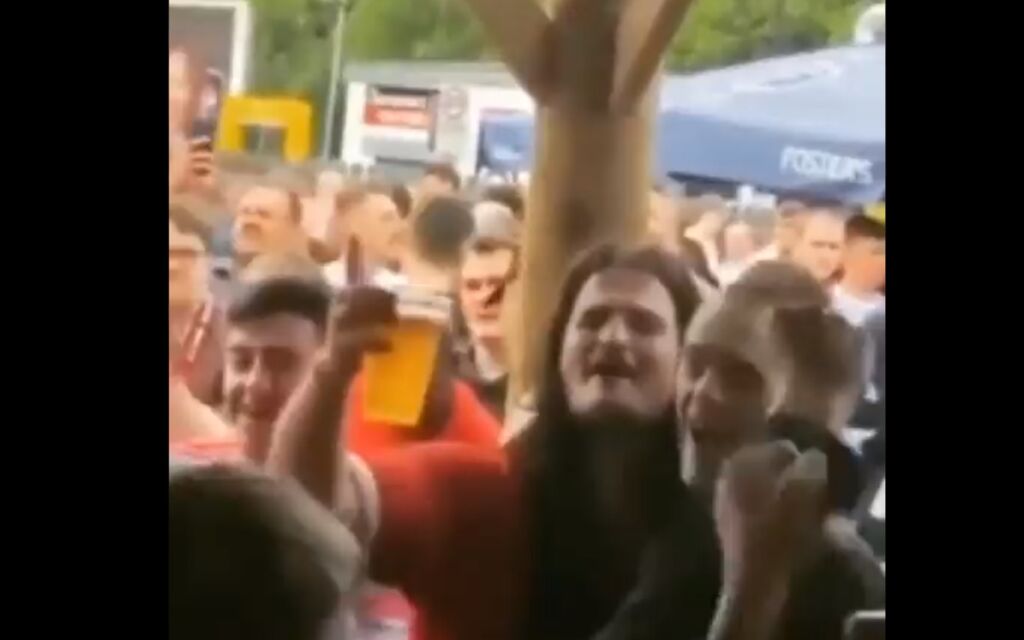 O Καβάνι βρήκε τον σωσία του να… πνίγεται στις μπύρες (vid)