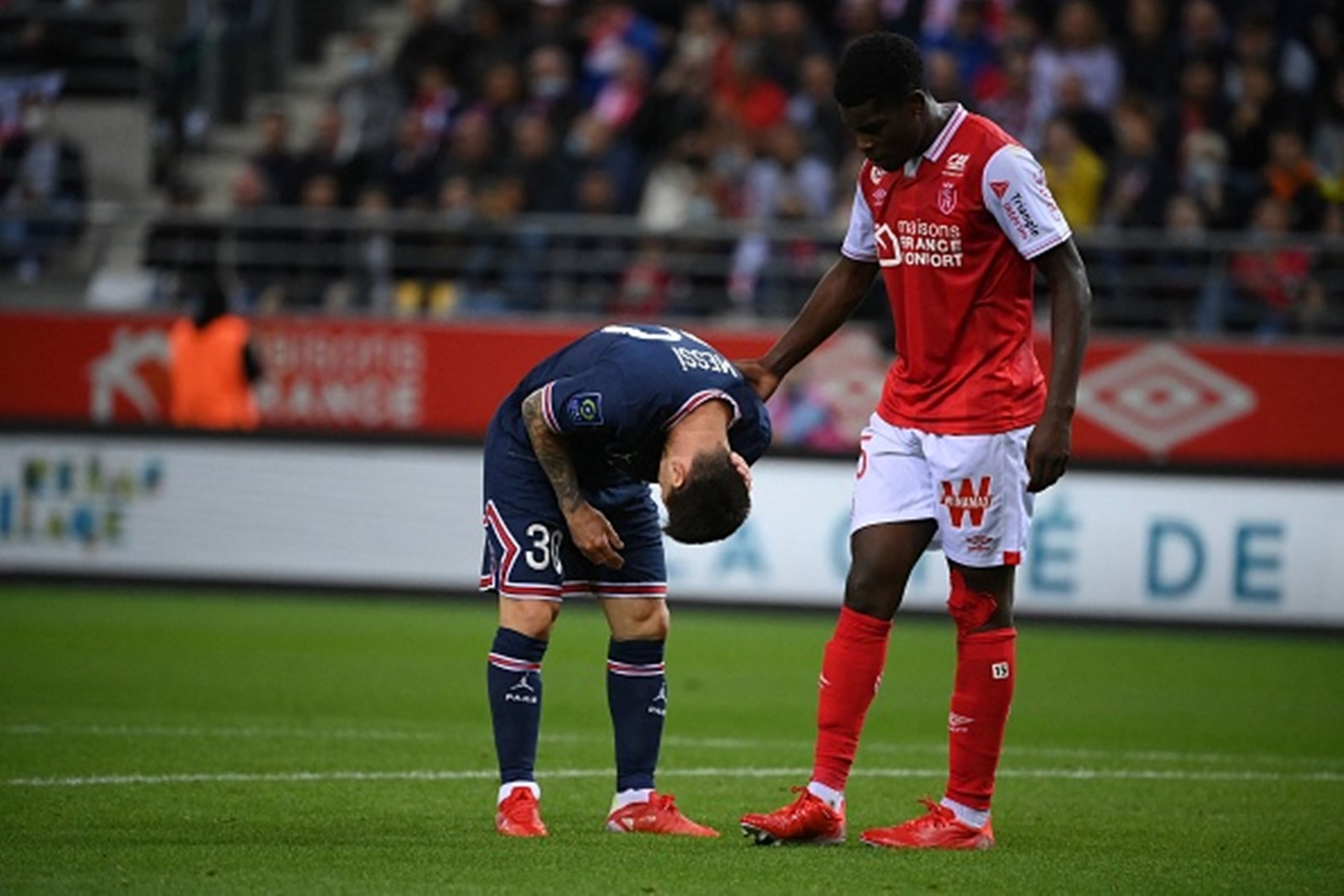 Οι αμυντικοί της Ρεμς έκαναν δώρο… κλωτσιές και φάουλ στον Μέσι!