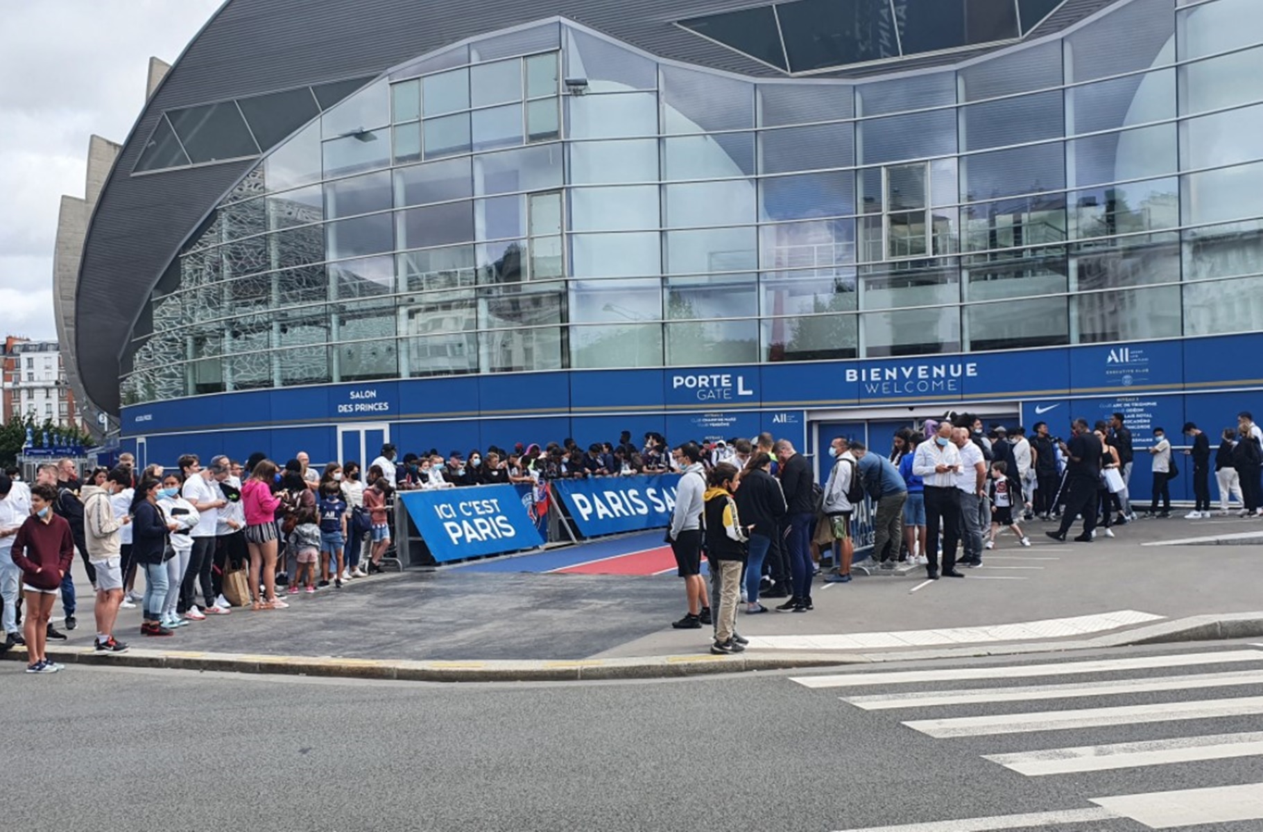 Οι οπαδοί της Παρί έστησαν… καρτέρι για τον Μέσι! (pic)