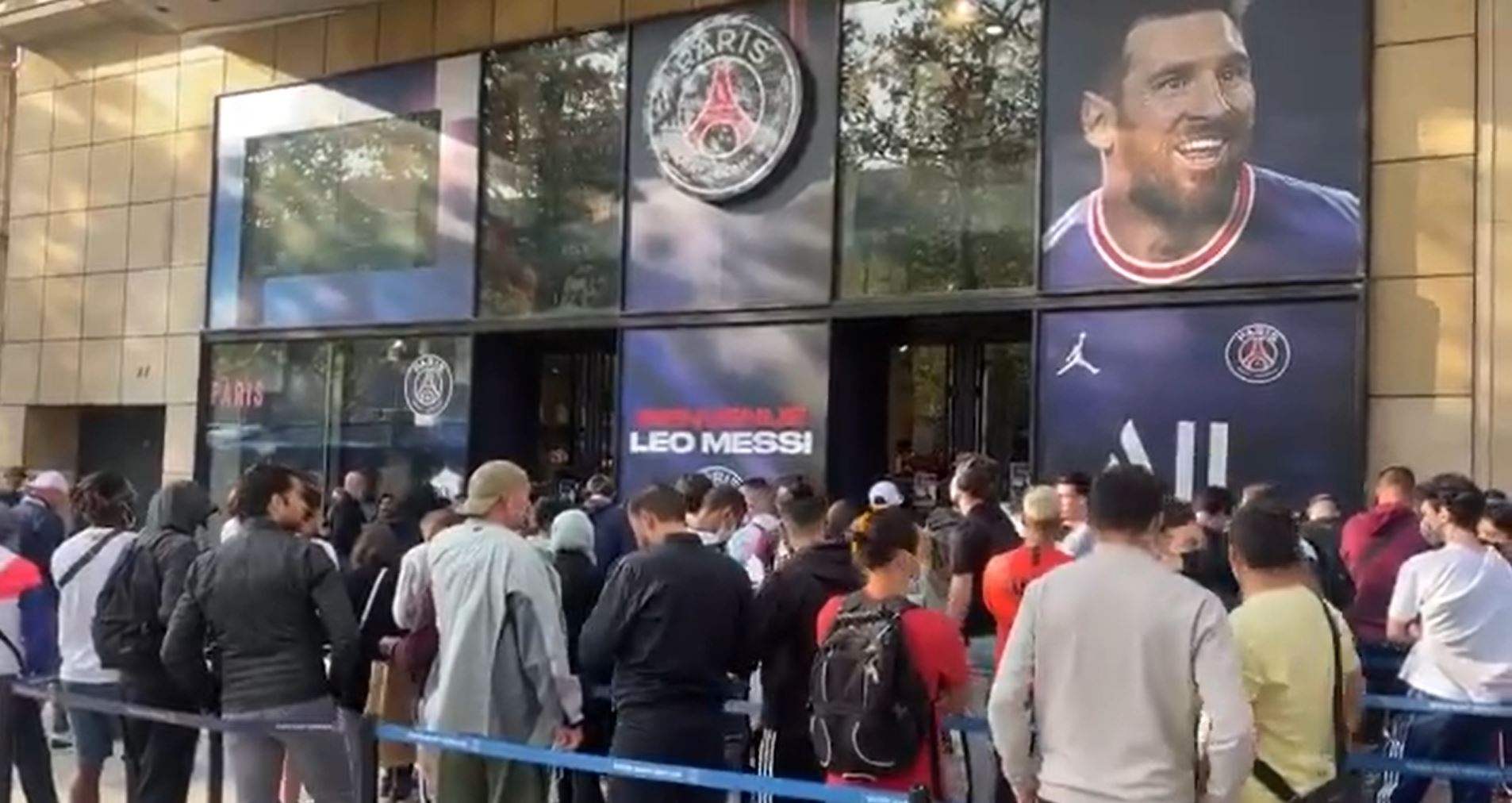 Ουρές εκατοντάδων μέτρων για μια φανέλα του Μέσι! (vid)