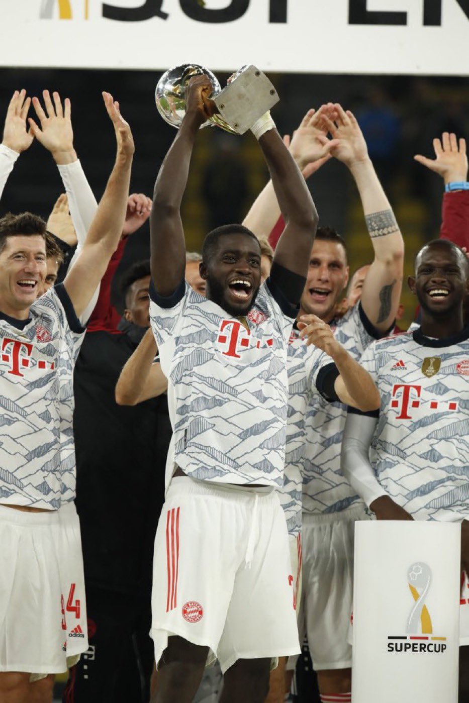 Ο Ουπαμεκανό είναι στόπερ για... πολλά χρόνια στην Μπάγερν Μονάχου!