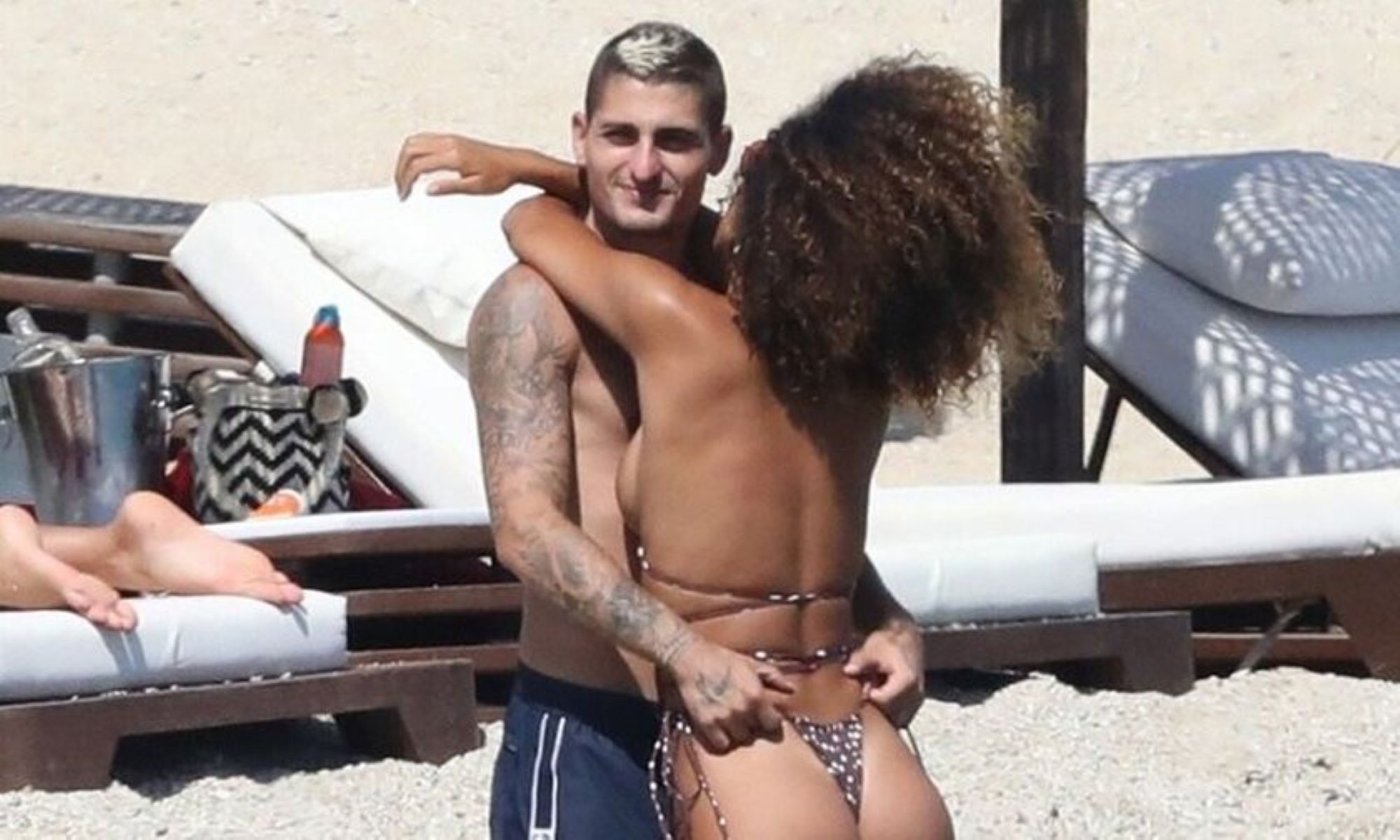 Η κυρία Βεράτι «γονάτισε» τη Μύκονο (pics)