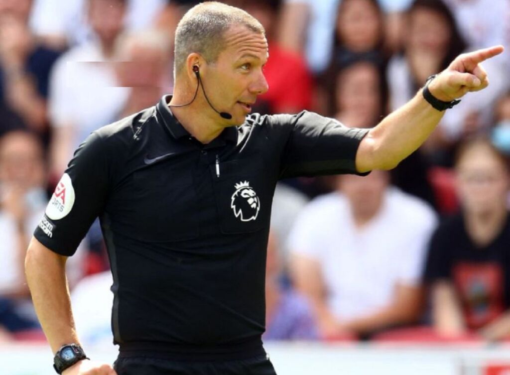 Διαιτητής της Πρέμιερ έβγαλε κάρτα στην… εξέδρα! (vid)