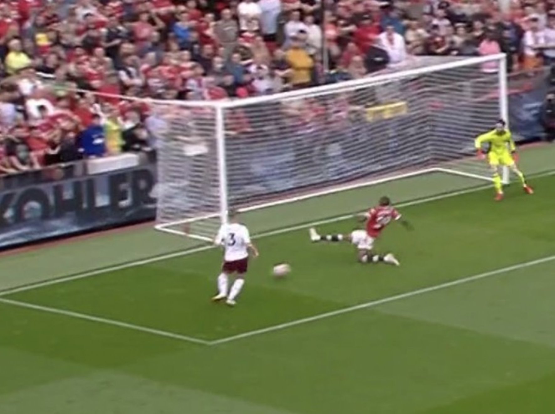 Η Άστον Βίλα έχασε απίθανη ευκαιρία να βάλει δύσκολα στη Γιουνάιτεντ! (vid)