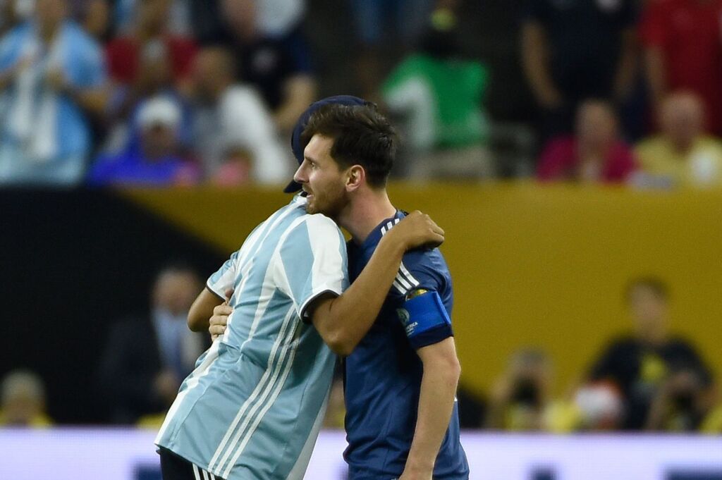 Πιτσιρικάς έριξε τρεχάλα και… καρφώθηκε στην αγκαλιά του Μέσι! (vid)