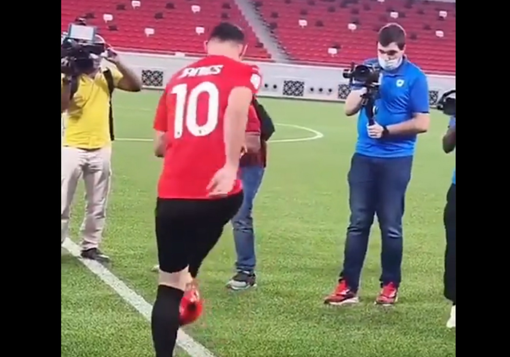 Παρουσίαση στους Άραβες με… γκελάκια «αγγαρεία» ο Χάμες (vid)