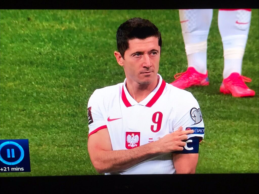 Ο Λεβαντόφσκι τα έβαλε με όλο το γήπεδο για χάρη των γονατισμένων Άγγλων! (pic)