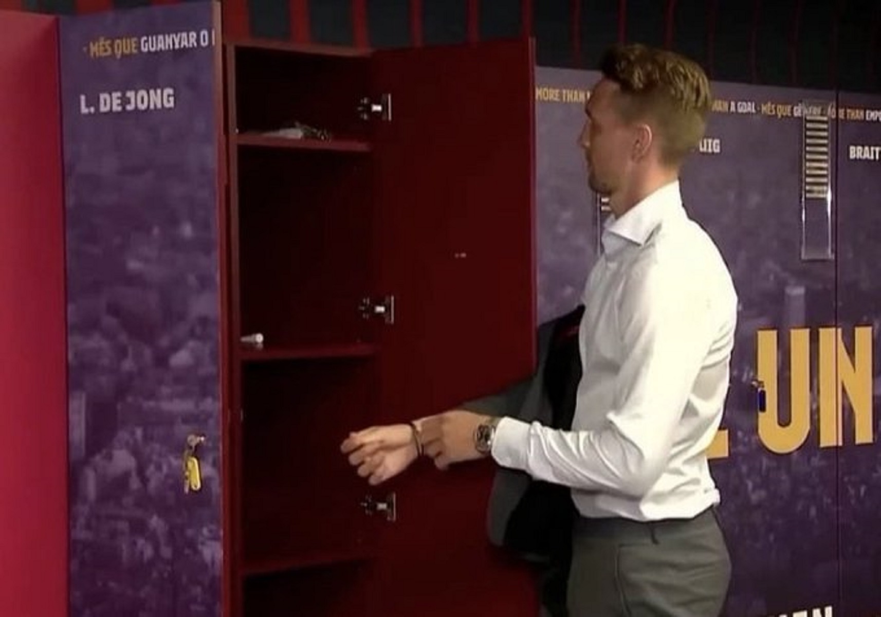 Στον Λουκ Ντε Γιονγκ το ντουλαπάκι του Μέσι (pic)