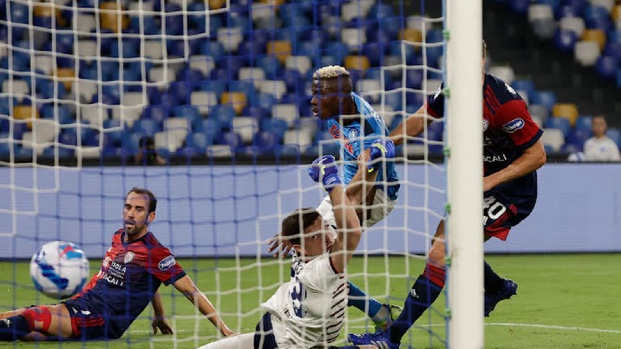 «Μπουλντόζα» Όσιμεν βάζει – και – την Κάλιαρι στα δίχτυα (vid)