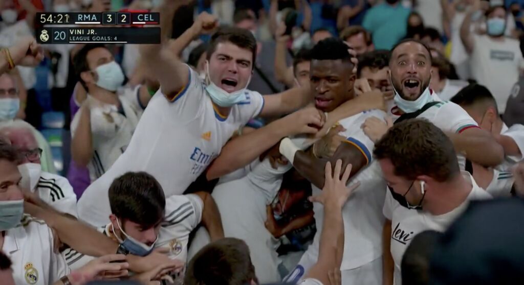 Ο κόσμος της Ρεάλ «κατάπιε» τον Βινίσιους στους πανηγυρισμούς! (pics)