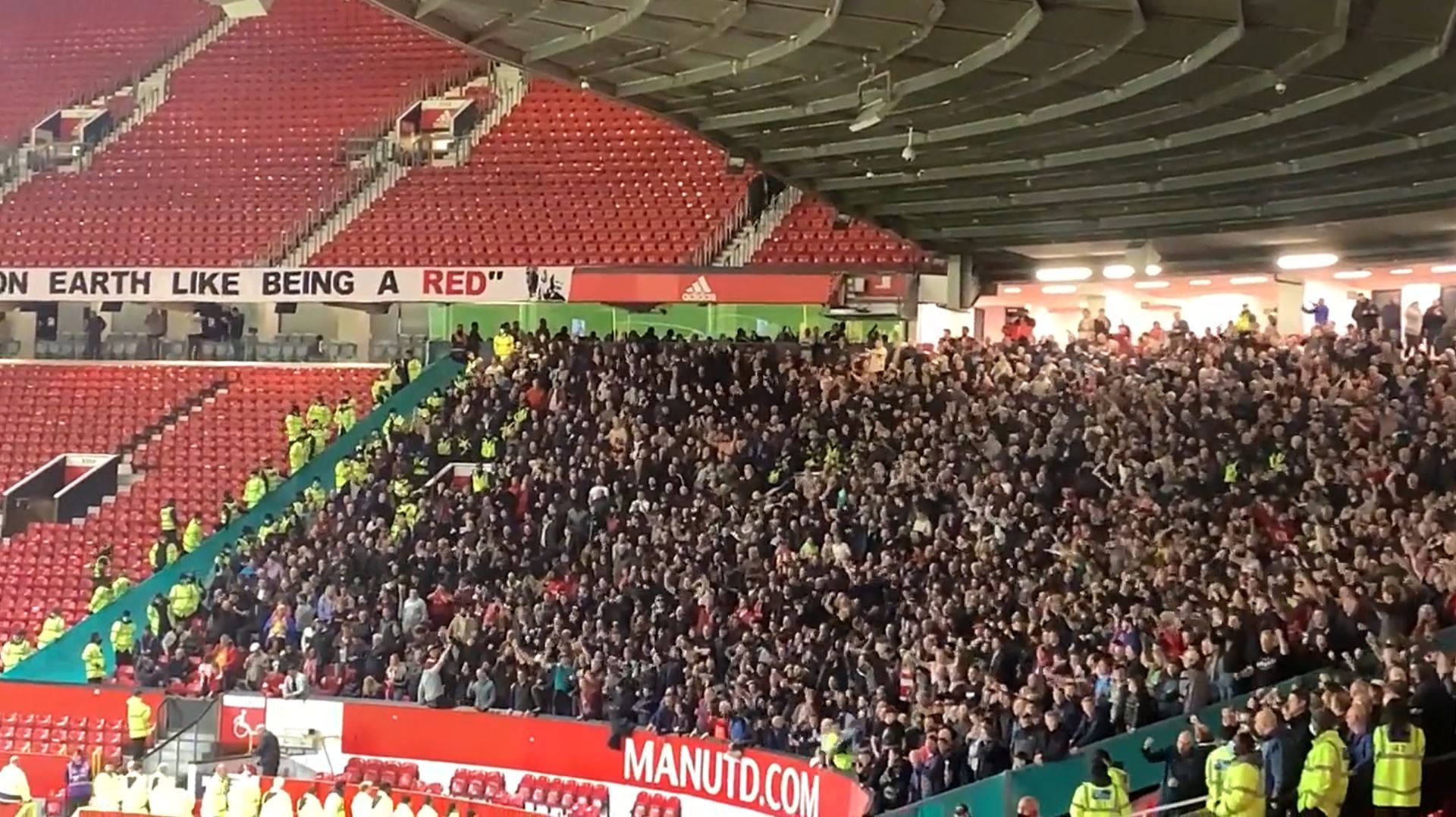 «Ο Όλε είναι στο τιμόνι!» – Επική καζούρα των φίλων της Λίβερπουλ! (vid)