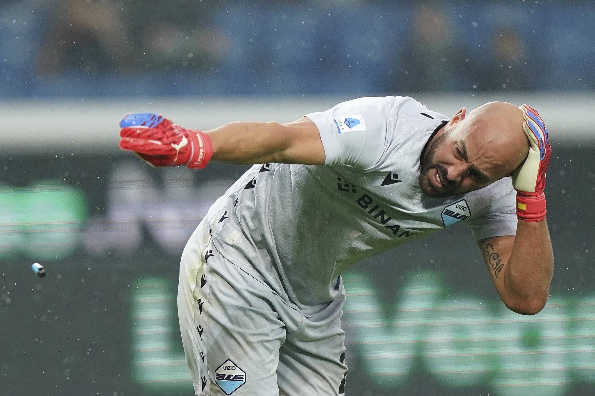 Απαράδεκτη επίθεση οπαδών με αντικείμενο στον Ρέινα! (vid)