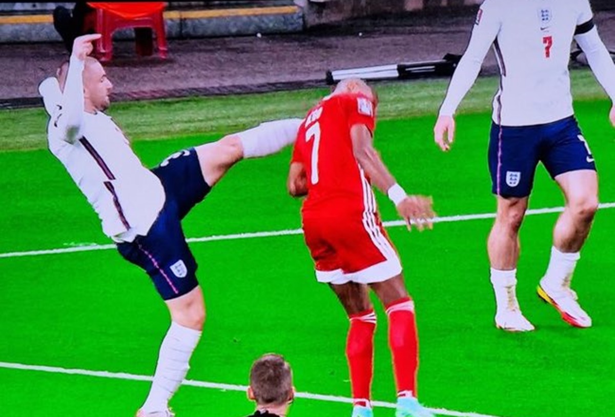 «Δολοφονική» κλωτσιά του Σο, αλλά πήρε μόνο κίτρινη!