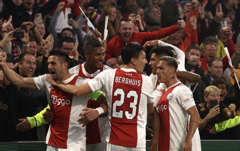 H φανέλα του Άγιαξ είναι (πολύ) βαριά!