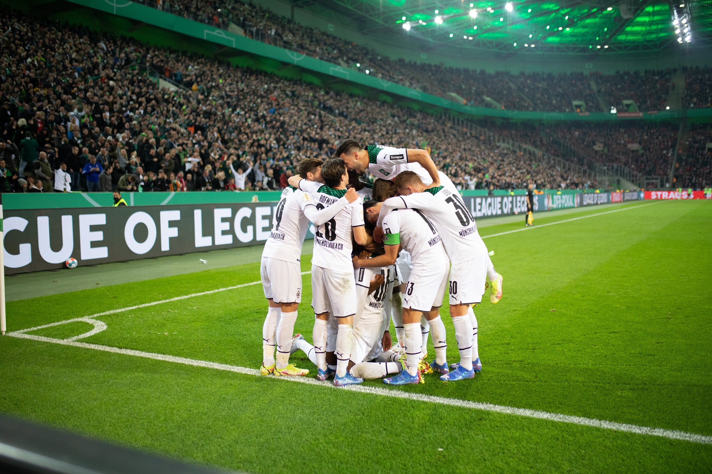 Τρελό γλέντι από τους παίκτες της Γκλάντμπαχ μετά την ιστορική «πεντάρα» στην Μπάγερν! (vid)