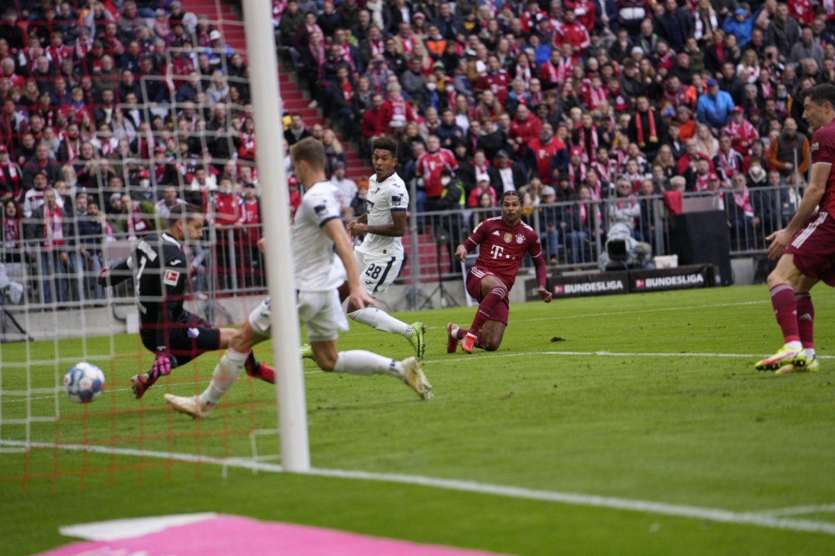 Με σβηστές τις μηχανές, η Μπάγερν έριξε «τεσσάρα» (vid)