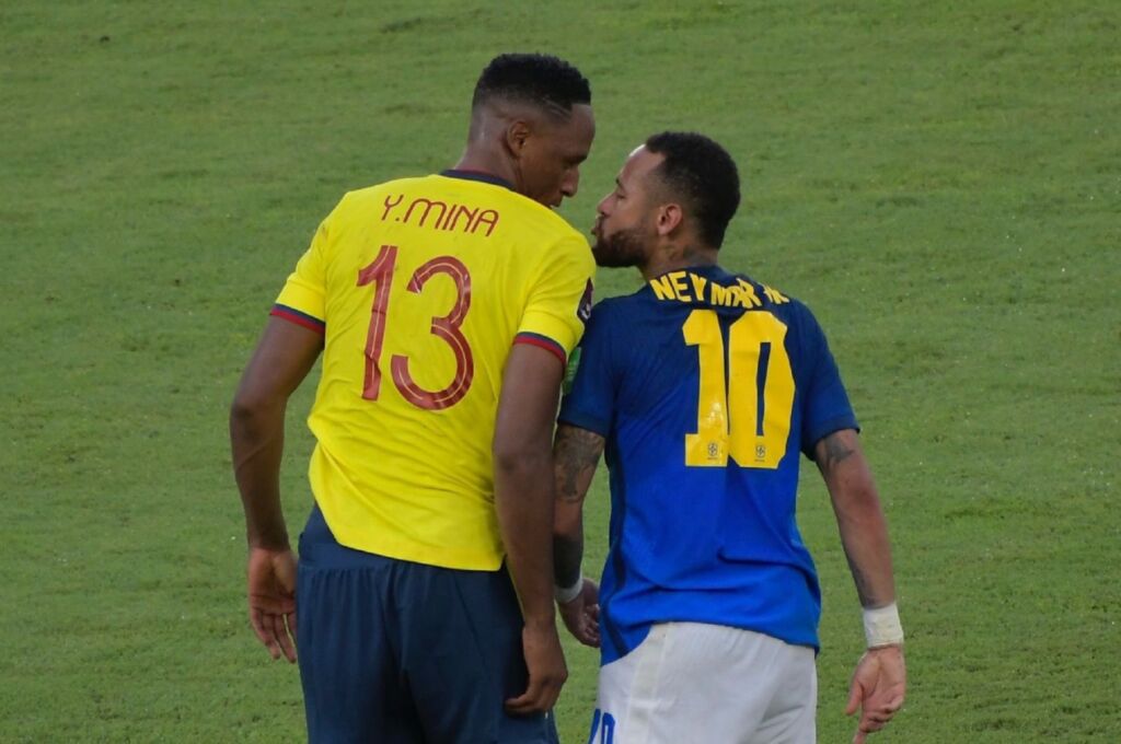 Ο Νεϊμάρ πήγε να φιλήσει στο στόμα τον Μίνα! (vid)