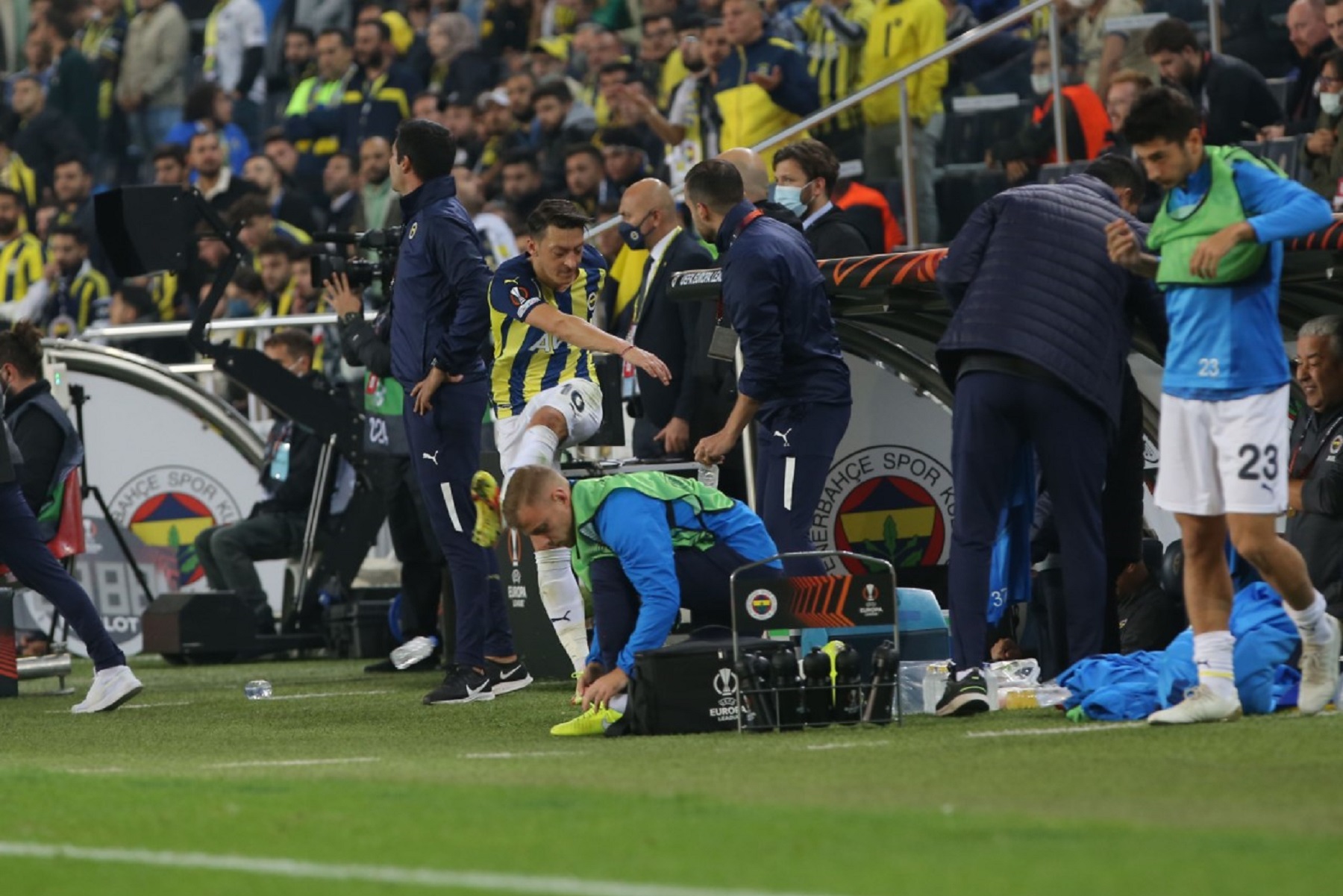 Ο Οζίλ έγινε αλλαγή και… ξέσπασε στον πάγκο (pics)