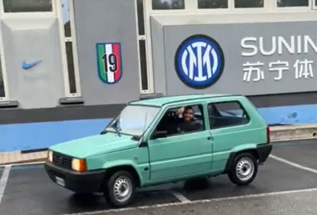 Στιλάτος και με… Fiat Panda στην προπόνηση ο Αρτούρο Βιδάλ! (vid)