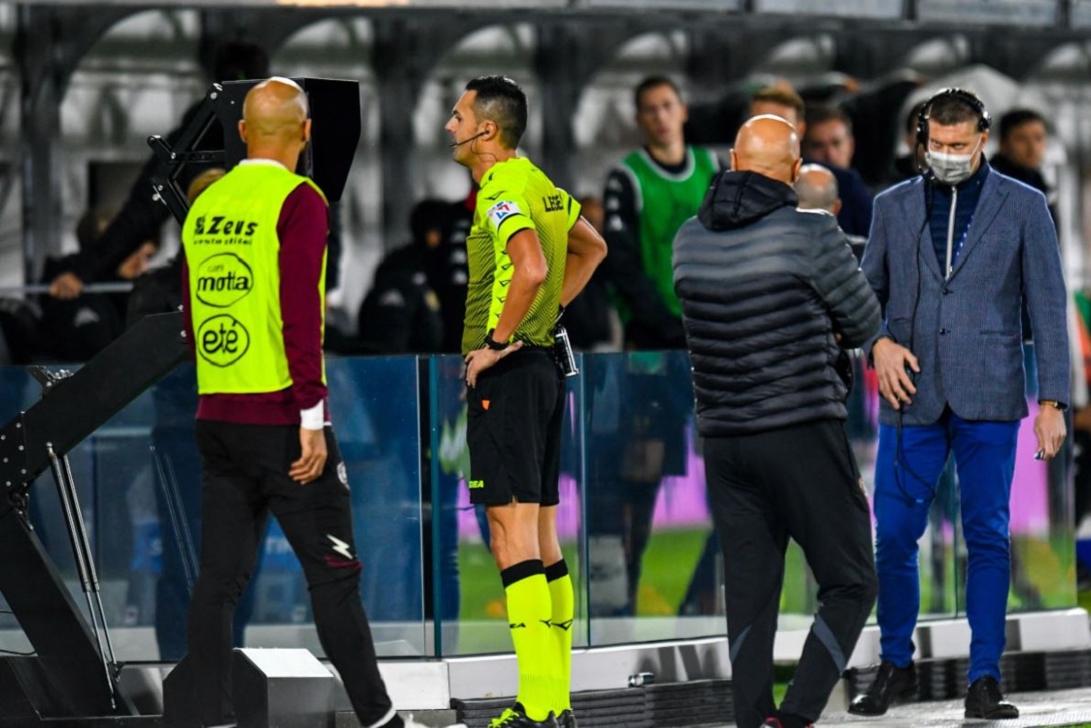 Ο διαιτητής πήγε στο VAR και όλοι νόμιζαν ότι είχε… ημίχρονο!