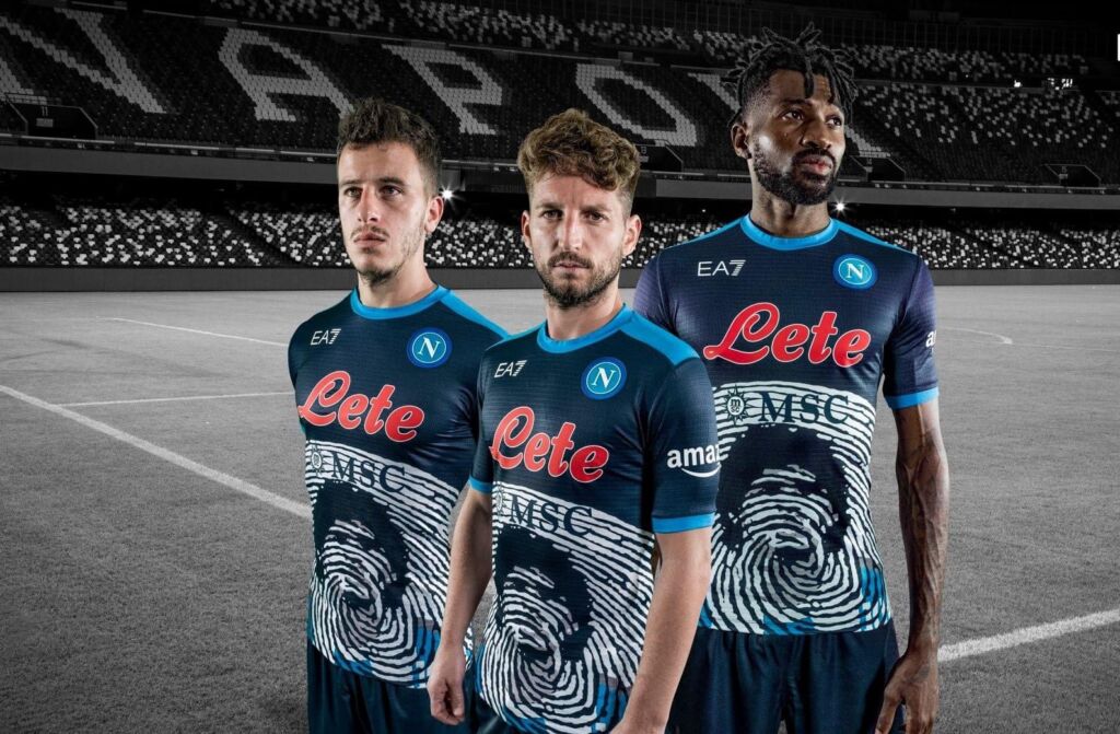 Τιμά τον Μαραντόνα η Νάπολι με φανέλες στη μνήμη του