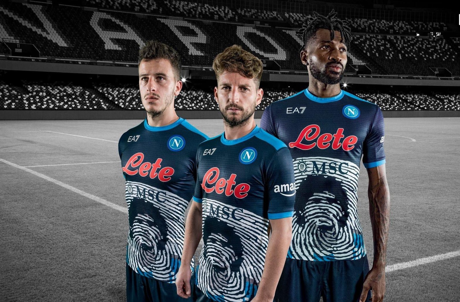 Τιμά τον Μαραντόνα η Νάπολι με φανέλες στη μνήμη του