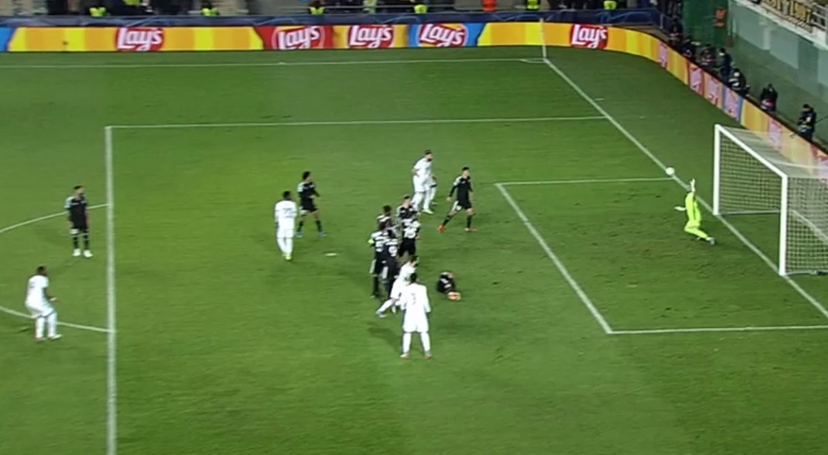 «Πιστολιά» του Αλάμπα στη Σέριφ με απευθείας φάουλ! (vid)