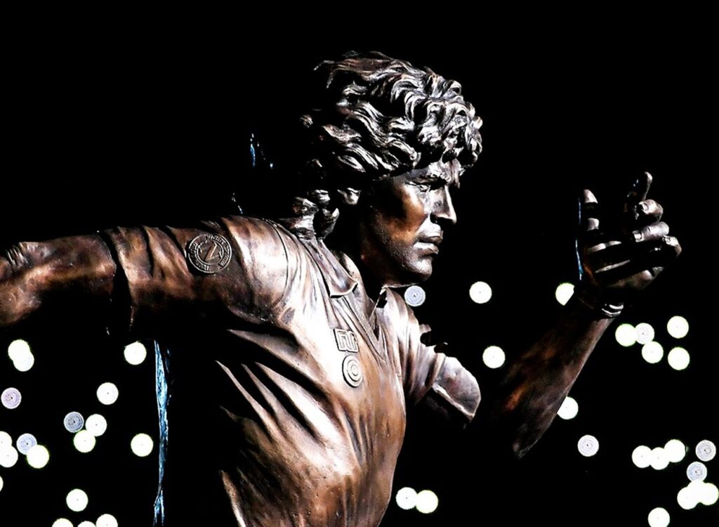 Φαντασμαγορική αποκάλυψη του αγάλματος του Μαραντόνα! (pics, vid)