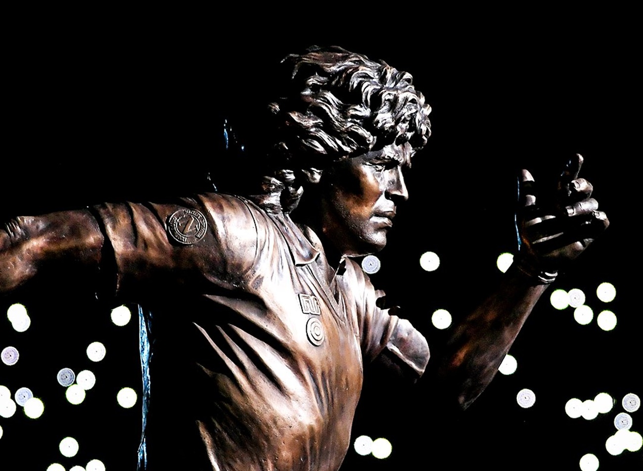 Φαντασμαγορική αποκάλυψη του αγάλματος του Μαραντόνα! (pics, vid)