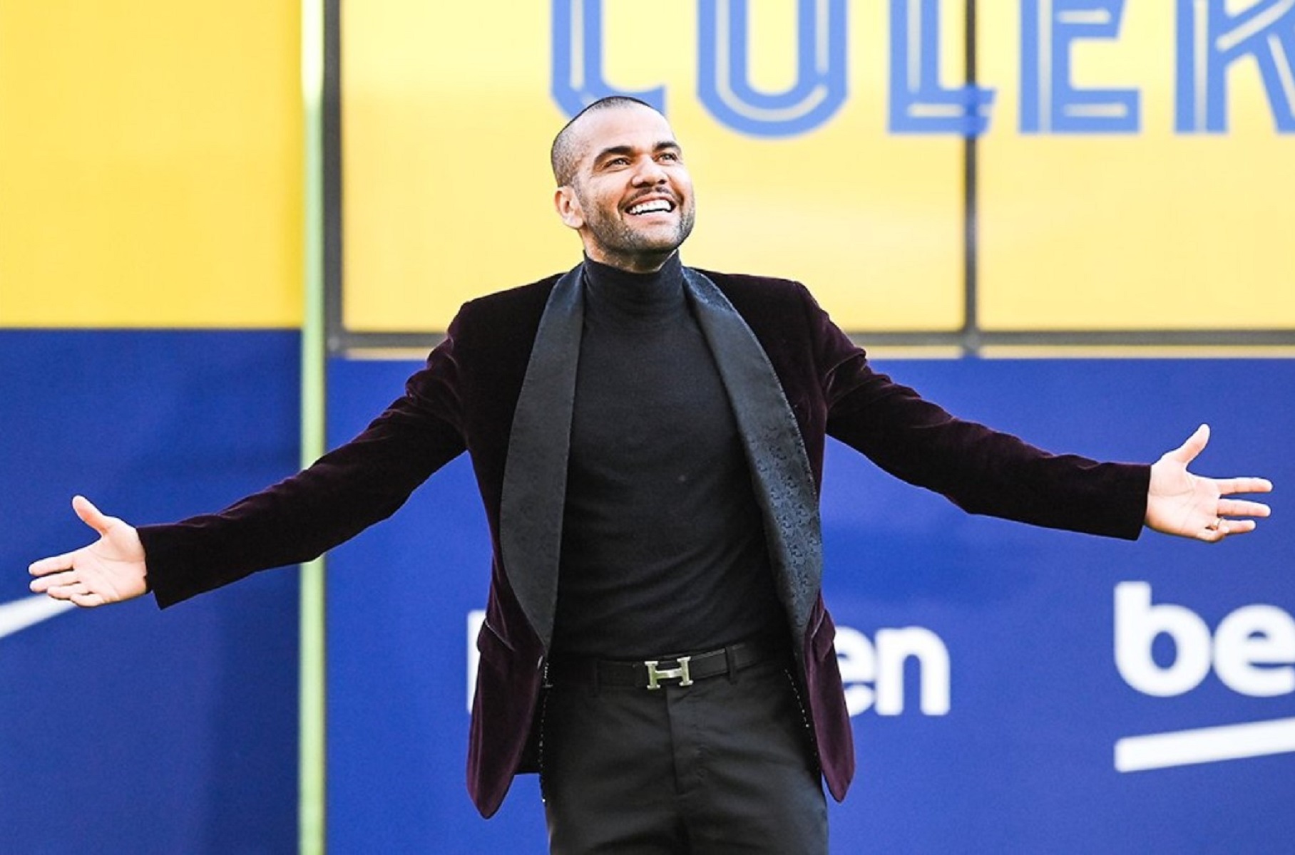 Μύθος Άλβες – Έσκασε με… σαγιονάρα στην παρουσίαση! (vid)