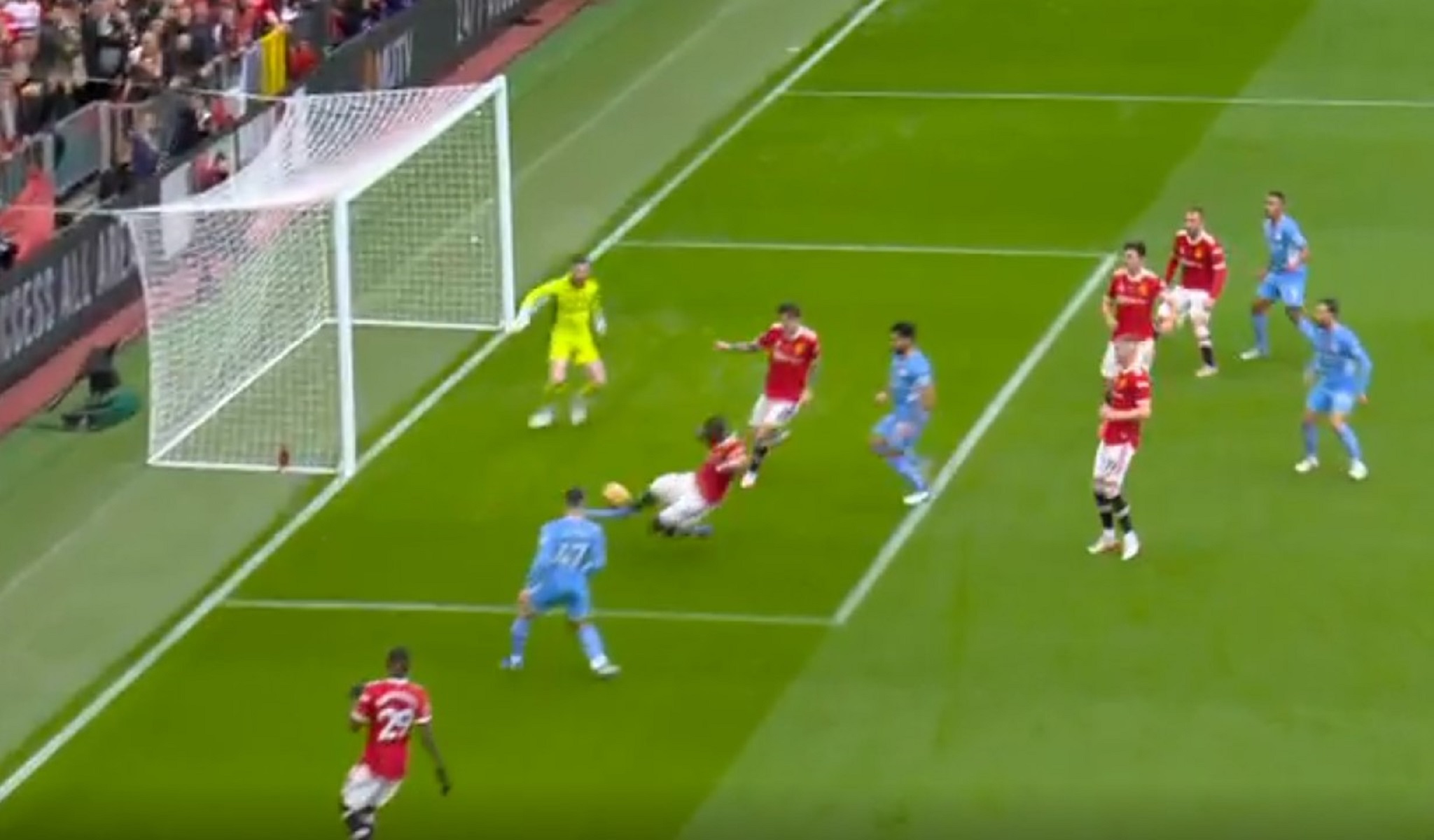 Γκολ σε… λάθος τέρμα απ’ τον Μπαϊγί – Πρώτο «αίμα» η Σίτι! (vid)