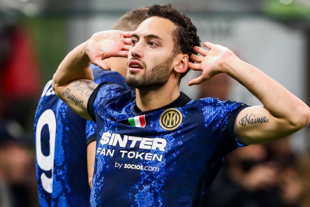 Στην αντεπίθεση οι οπαδοί της Μίλαν – Χτύπημα κάτω από τη μέση στον Τσαλχάνογλου (pic)